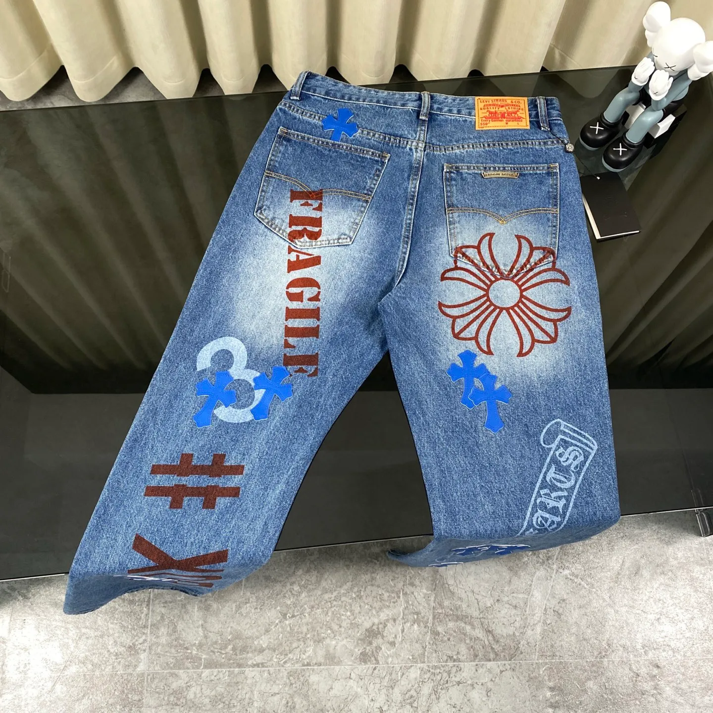 🅿️280 Chrome Hearts Chrome Hearts 24SS cross Sanskrit limited edition graffiti printed leather jeans. 💙Among Chrome Hearts’ many trousers, its color is unique and attracts people at first glance. It is made of beaded canvas fabric and has been washed with heavy water. The upper body is very textured, crisp and stylish, and will not collapse at all. The three-dimensional cut of the pants has a first-class effect in modifying the shape of the legs. It can be easily controlled by any figure, and you can instantly become a street trendy person when you put it on.  🔩Customized hardware, full of texture, every detail is done to the extreme. The thick beaded canvas fabric becomes soft and skin-friendly after washing, and has excellent breathability, making it comfortable to wear all day long. Customized small leather label, unique design, simple yet elegant, exquisite workmanship, neat wiring, every detail demonstrates quality and style.  These pants are gender-neutral and can be worn by both men and women, easily creating a sense of fashion. Pair them with a T-shirt or sweatshirt and you can easily go out and hit the streets. 🔵Classic blue, always a fashion favorite, suitable for any style of wear.  Size from 28 to 34 (corresponding to S-XL)